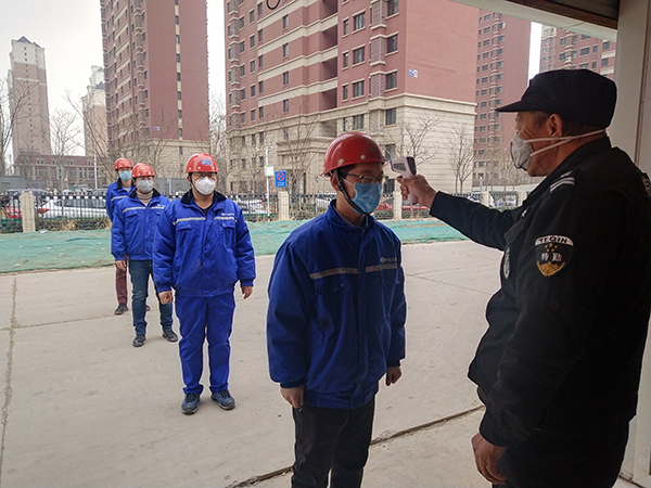 绿城项目部排队测温进入办公区.jpg