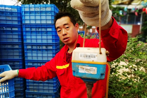 图三：员工将一个节点仪提起，心里很有成就感.jpg