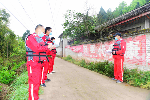 图1：易春兵总是在排列过江前召开班前会，作好准备.JPG