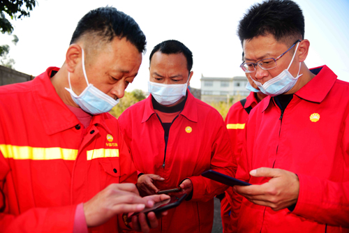 图4：易春兵（左）正与另外的片长一道在手机上安装节点仪扫码APP.JPG